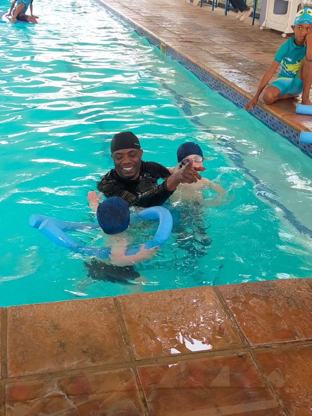 kids-swimming-lessons-in-water-with-instructor